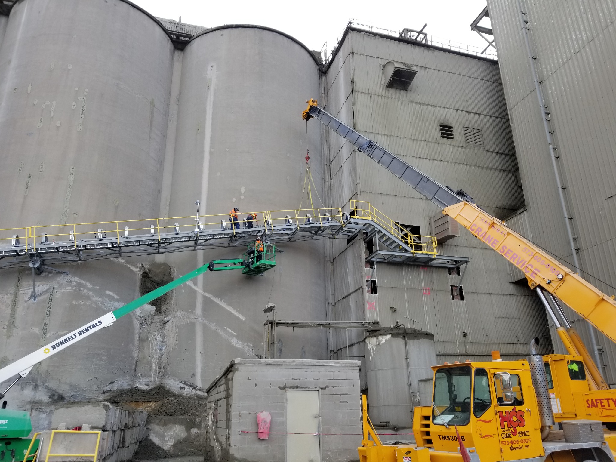 Conveyor structure and access-platform installation.